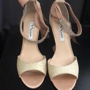 Size 7 women’s gold heels